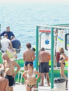 Ucciso da un infarto mentre nuota