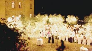 Il parco di Villa Mansi a Catureglio addobbato per la festa di nozze dell’attore e della modella spagnola