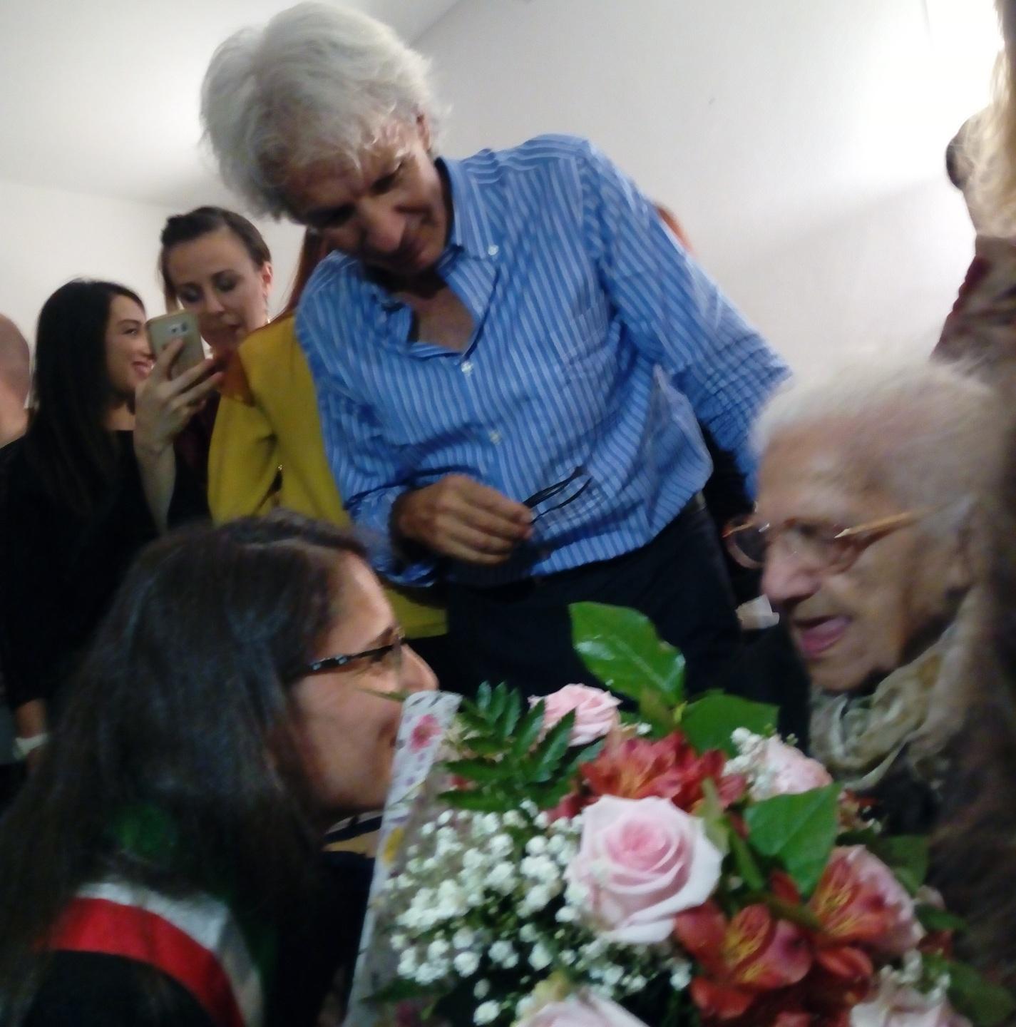 Tzia Tonia come una star festa grande per la nonnina 