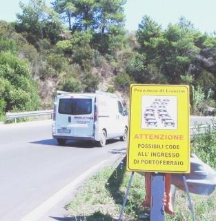 Un cartello che indica di prestare attenzione in un tratto di strada a traffico sostenuto