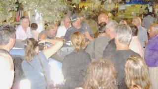Tanta gente in fila allo stand alla Festa della birra (a sinistra) e un ragazzo durante un controllo con l’etilometro sulla strada