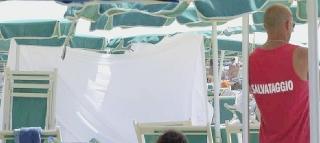 I teli messi insieme per coprire il corpo dell’avvocato