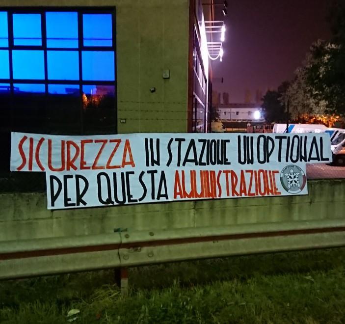 Striscione nel cuore della notte Blitz dei militanti di CasaPound 