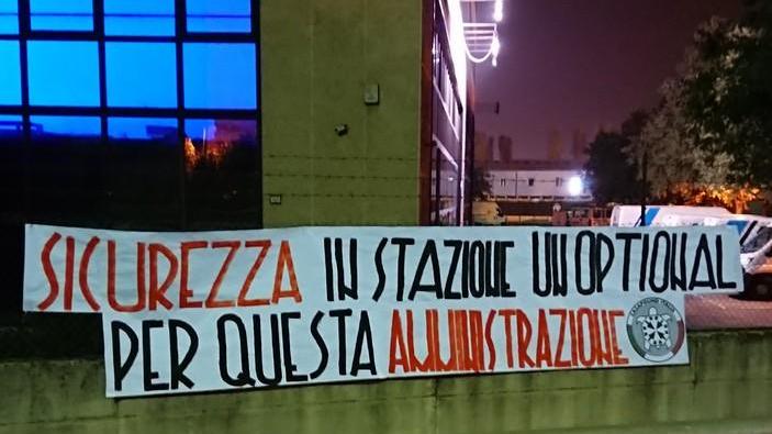 Striscione nel cuore della notte Blitz dei militanti di CasaPound