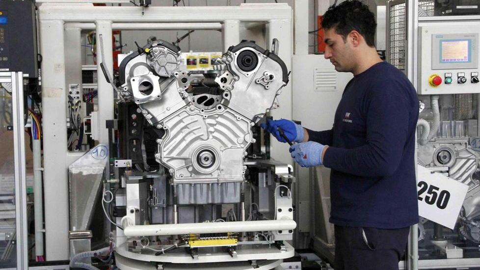 Un operaio al lavoro all'interno dello stabilimento Vm Motori in via Ferrarese a Cento
