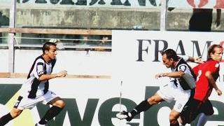 <strong>UN PUBBLICO DELLE GRANDI OCCASIONI.</strong> Per il debutto casalingo del Viareggio è arrivato anche il Ct Marcello Lippi (sopra). La partita è stata combattuta (a sinistra un contrasto) e il Viareggio era partito benissimo: a destra l’esultanza dopo la seconda rete segnata da Marolda