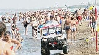 Vigile su quad in spiaggia
