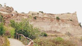 Una veduta delle mura intorno a Forte San Giacomo