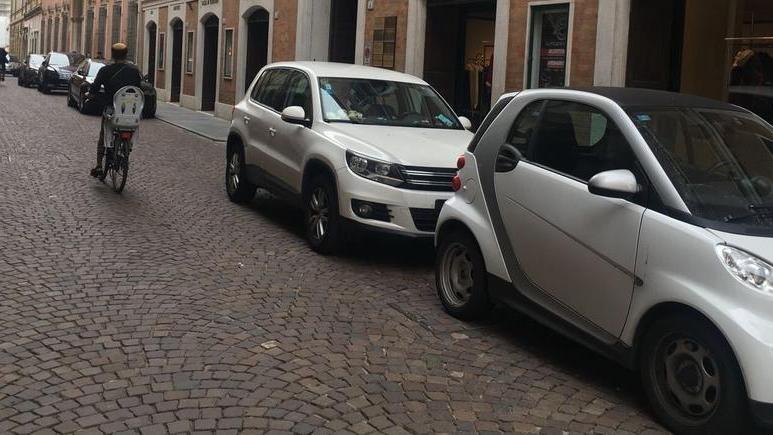 A quando le linee blu in via Farini?