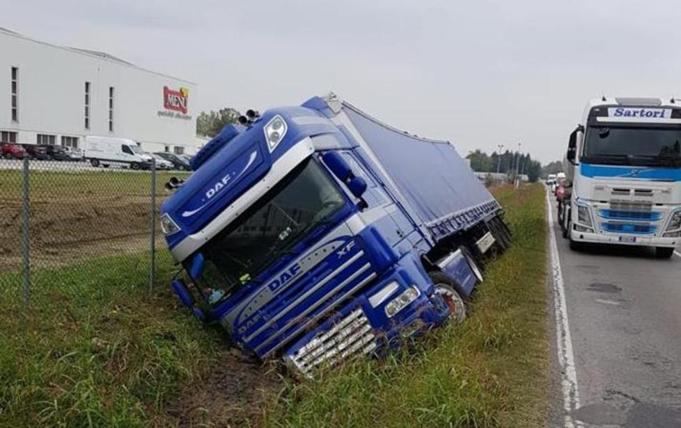 Tir nel fossato, ferito l’autista