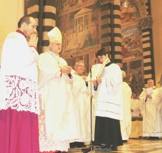 Monsignor Gastone Simoni durante la celebrazione di una messa a Prato