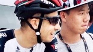 Aru col gruppo nella prima tappa