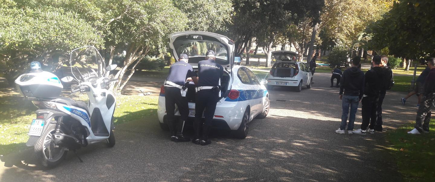 Sassari, blitz dei vigili ai giardini pubblici: denunciato un giovane con un coltello 