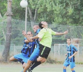 Un’azione offensiva del Pisa Sc in amichevole e il capitano Nicoclini al saluto a centrocampo