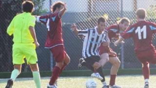 Due momenti del derby di Coppa disputato domenica scorsa allo stadio di Romagnano