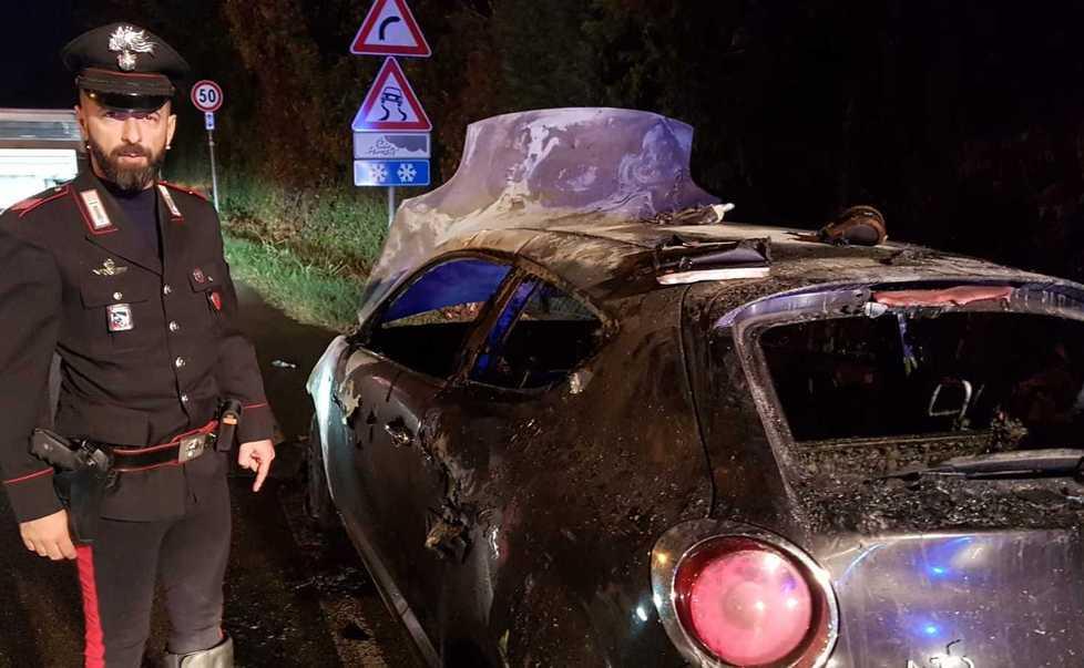 Un’auto a fuoco, salvo 23enne