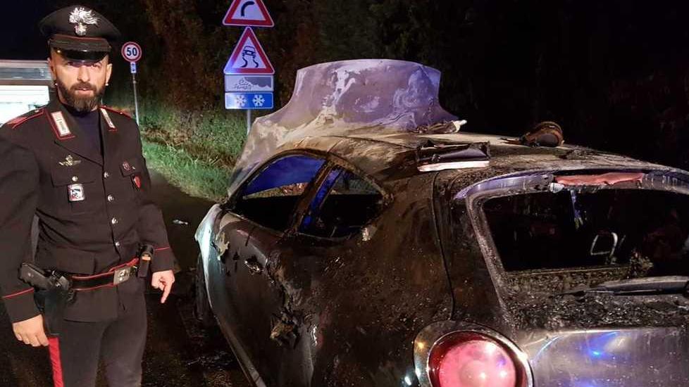 Un’auto a fuoco, salvo 23enne