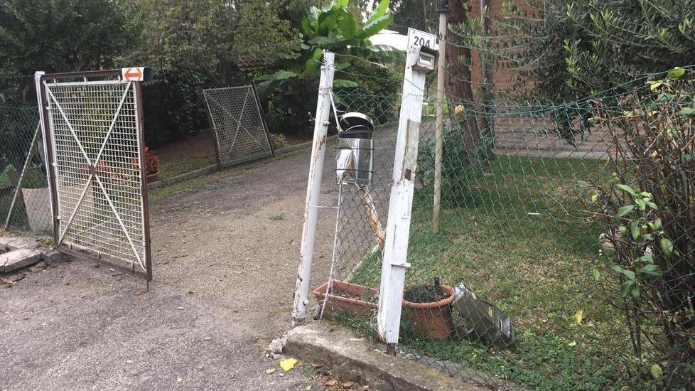 Si schianta con l’auto contro un cancello e un palo della luce