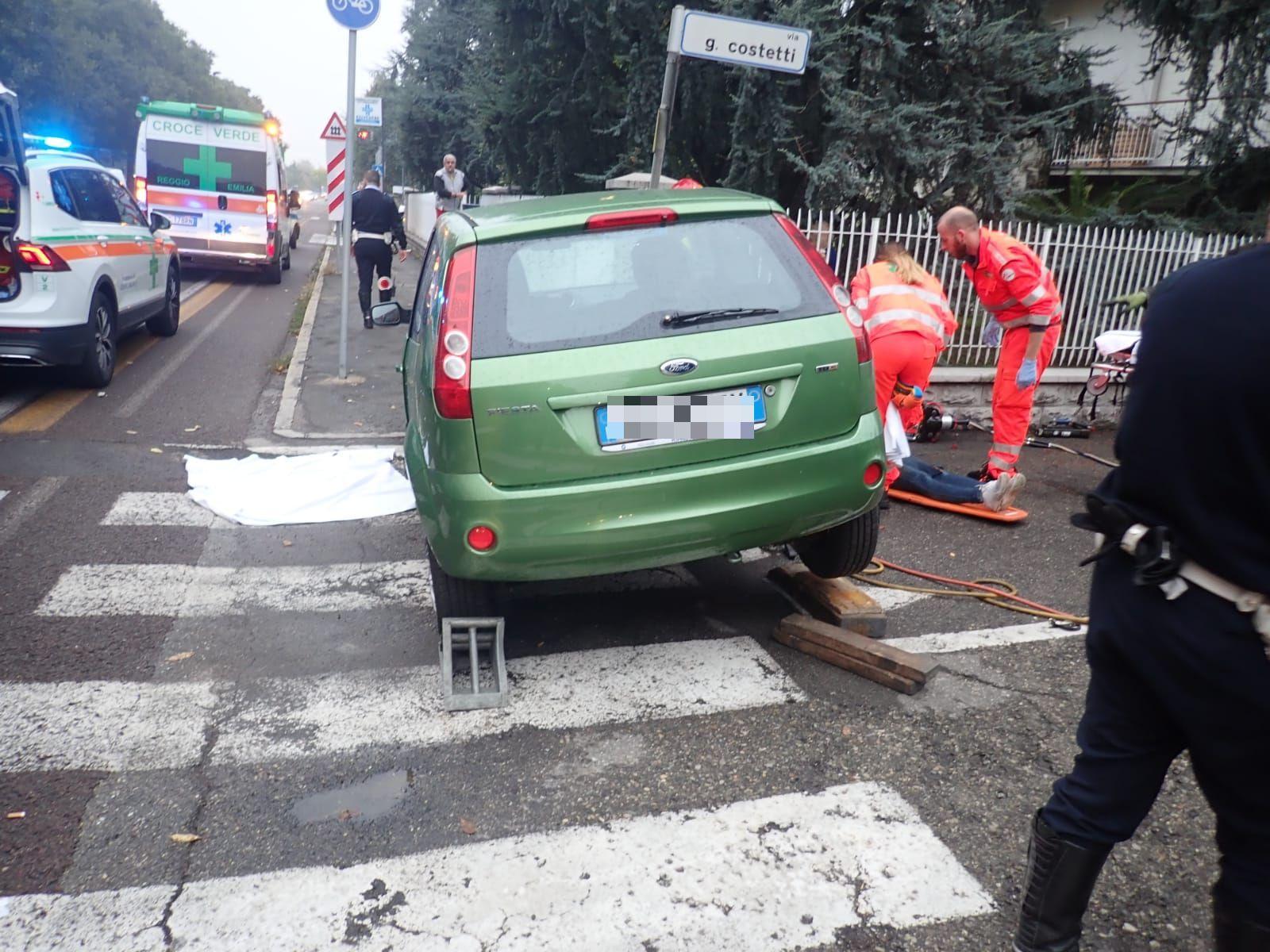 Reggio Emilia, investita sulle strisce, resta incastrata sotto l'auto: in ospedale una 28enne