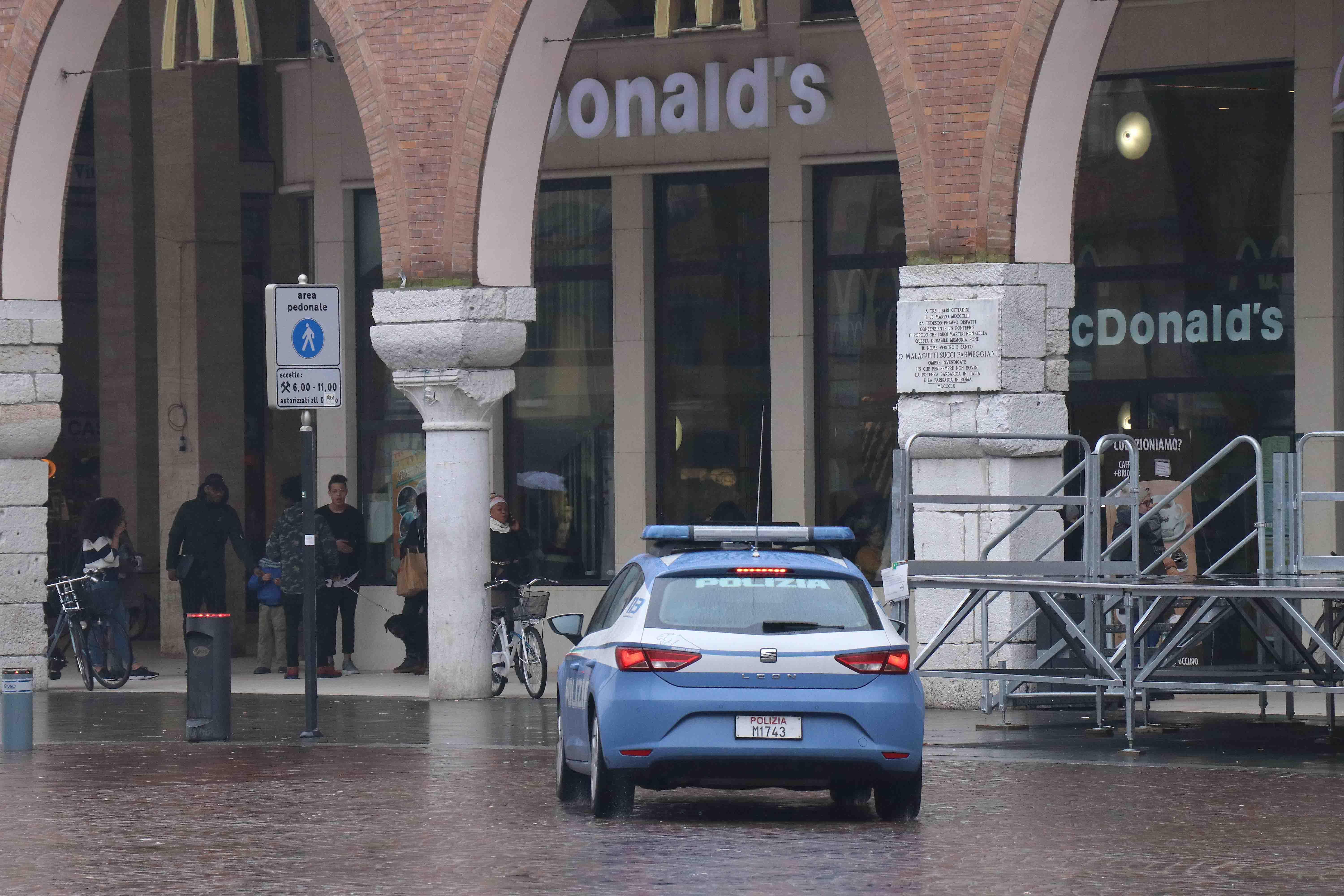 L'operazione della polizia in centro a Ferrara