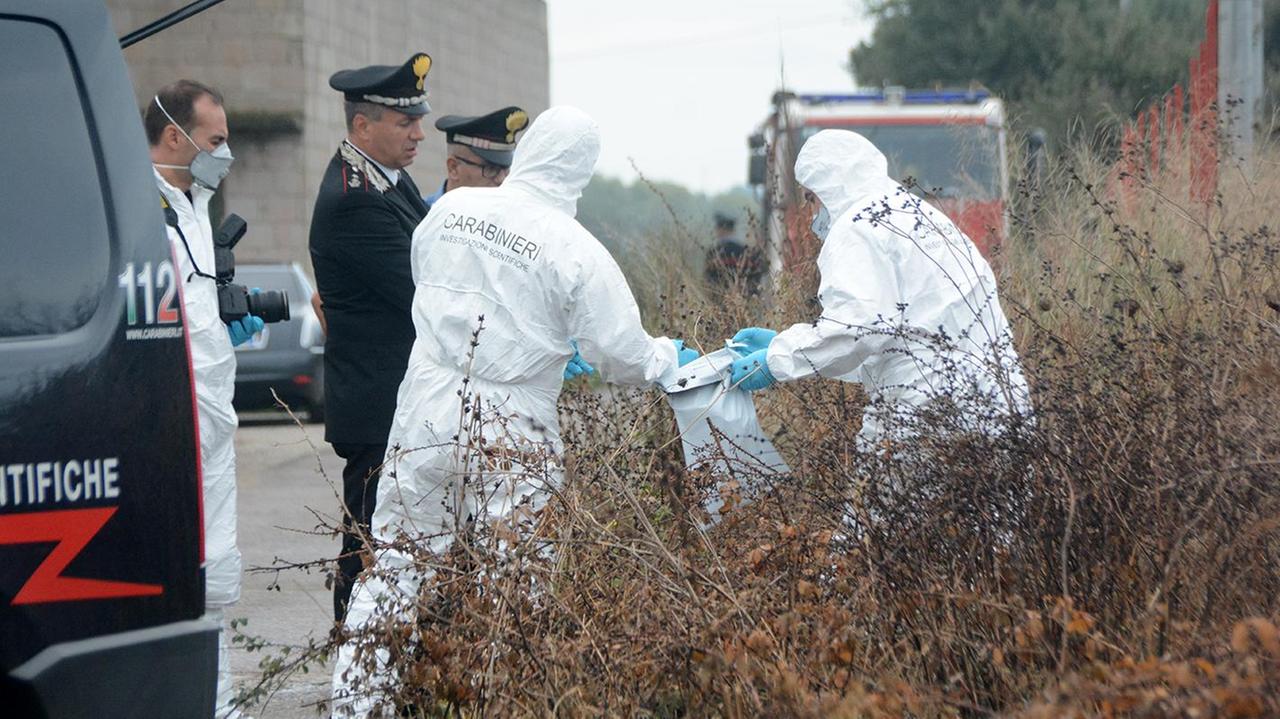 Il recupero del corpo nel terreno di Ghilarza (foto Francesco Pinna)