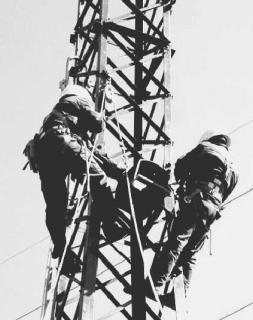 Operai su un traliccio dell’Enel