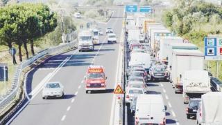 A destra un’immagine del tratto empolese della Fi-Pi-Li in un momento di traffico intenso Accanto i pannelli anti-rumore che sono stati sì montati ma soltanto zona di via della Viuccia