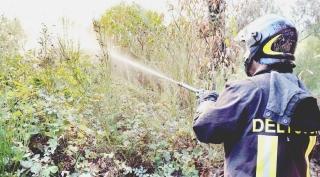 Vigile del fuoco in azione a Sarripoli