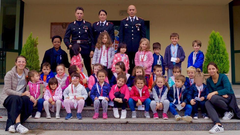 Bimbi dell’asilo visitano caserma dei carabinieri
