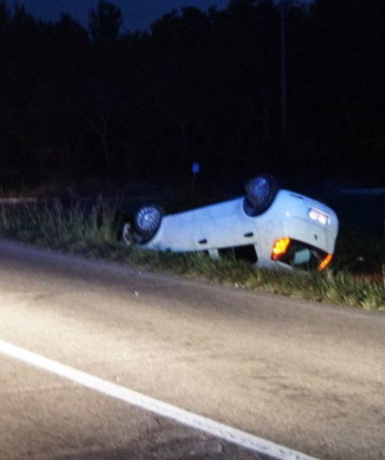 Ubriaco, cappotta in auto La polizia municipale gli ritira anche la patente