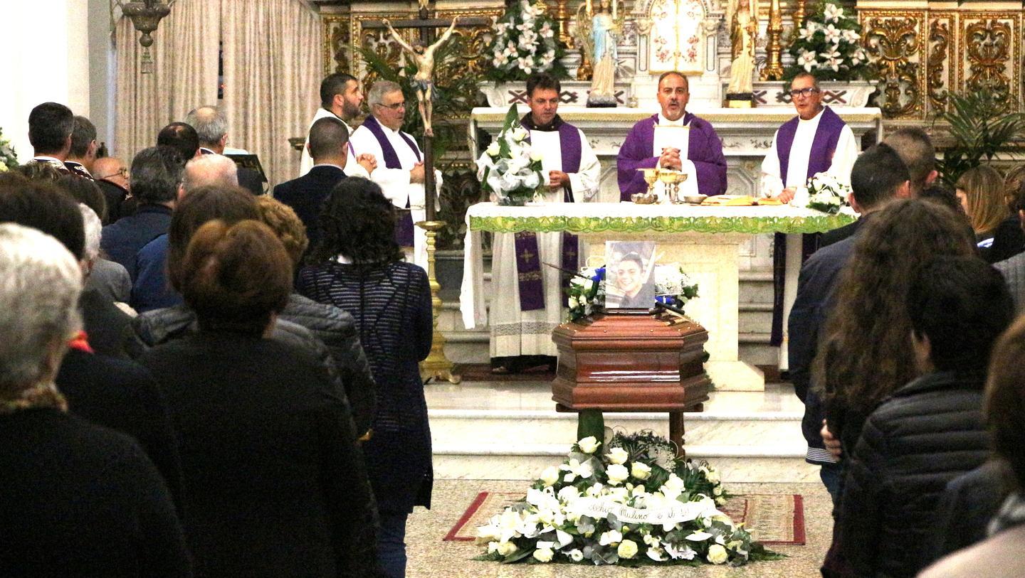 Ittiri, l’addio a Gianluca portato a spalla dagli amici 