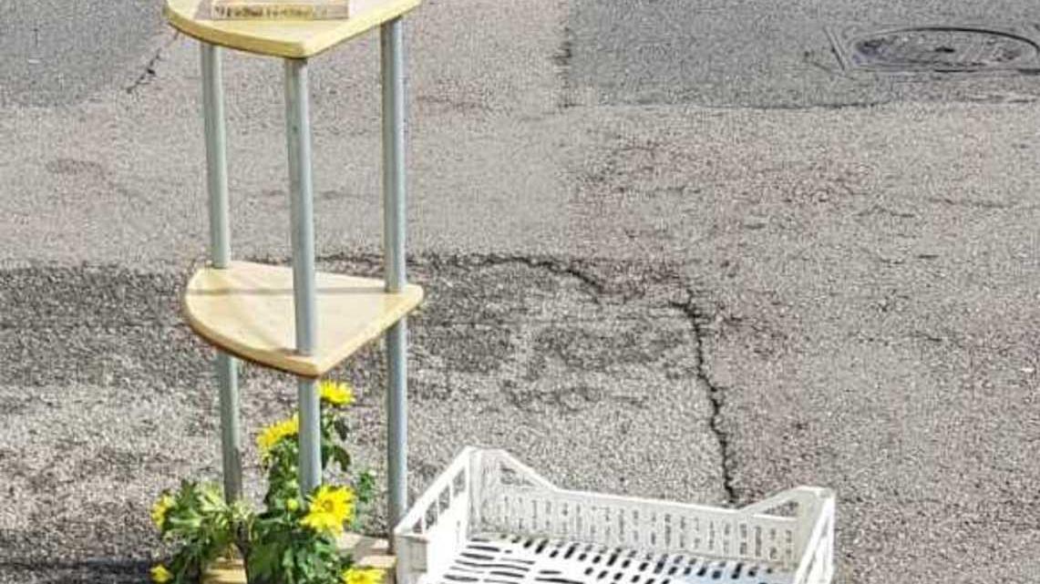 Vasi di fiori e cassette di frutta per una buca in via Romagna