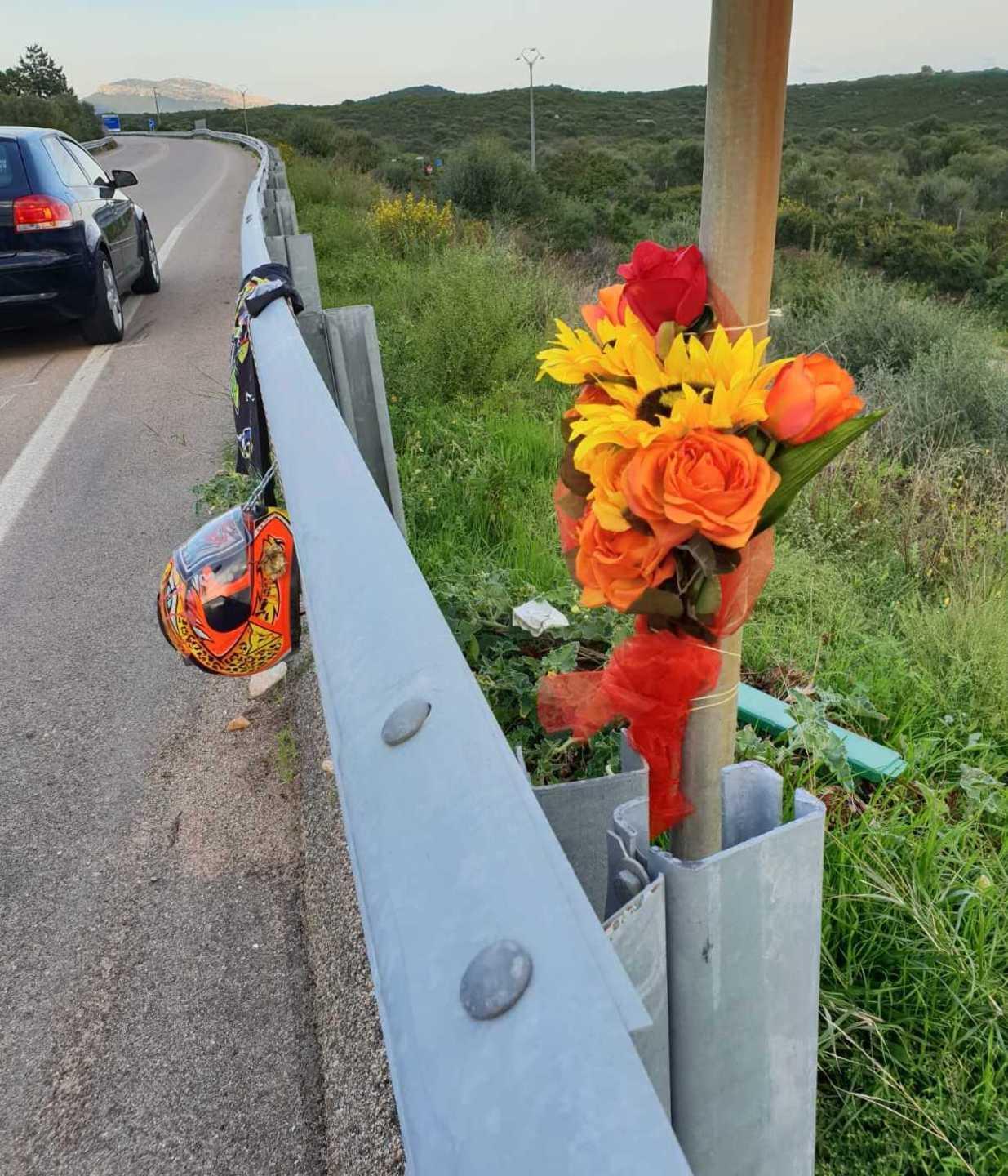 Tutti in moto davanti alla chiesa «Gianluca lo ricordiamo così» 