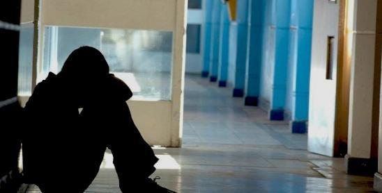 Pestata all’uscita da scuola per gelosia: nei guai due 16enni 