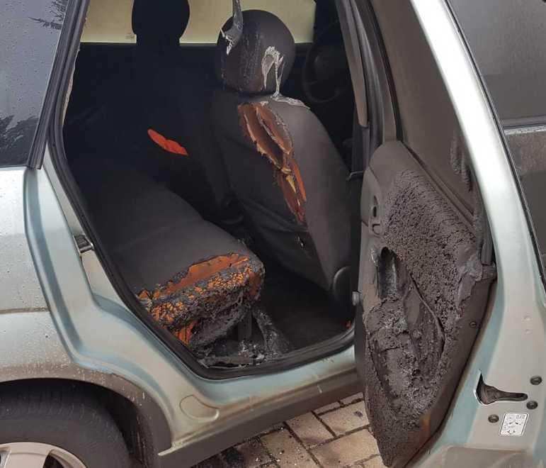 Gli incendiano l’auto sotto casa. L’appello: «Chi ha visto ci aiuti» 