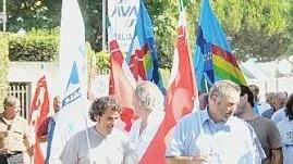 I lavoratori di Ciet (45 gli addetti) durante la manifestazione di ieri davanti alla sede produttiva in zona industriale
