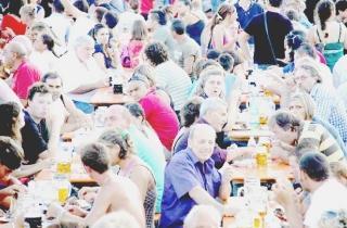 Le tavole super affollate della festa della birra