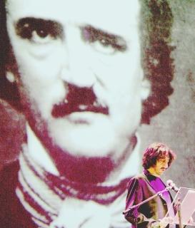 Un recital dedicato a Edgar Allan Poe (sullo sfondo)