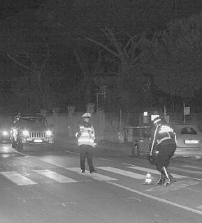 Vigili urbani al lavoro di notte