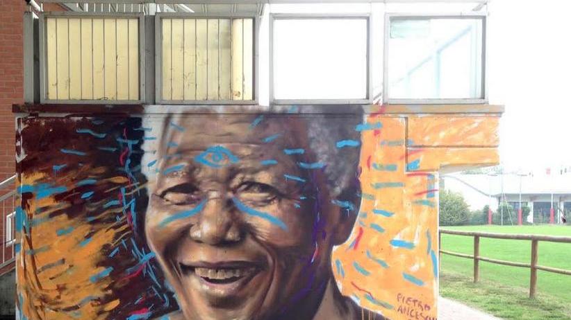 Mandela sul murales della tribuna della Canalina