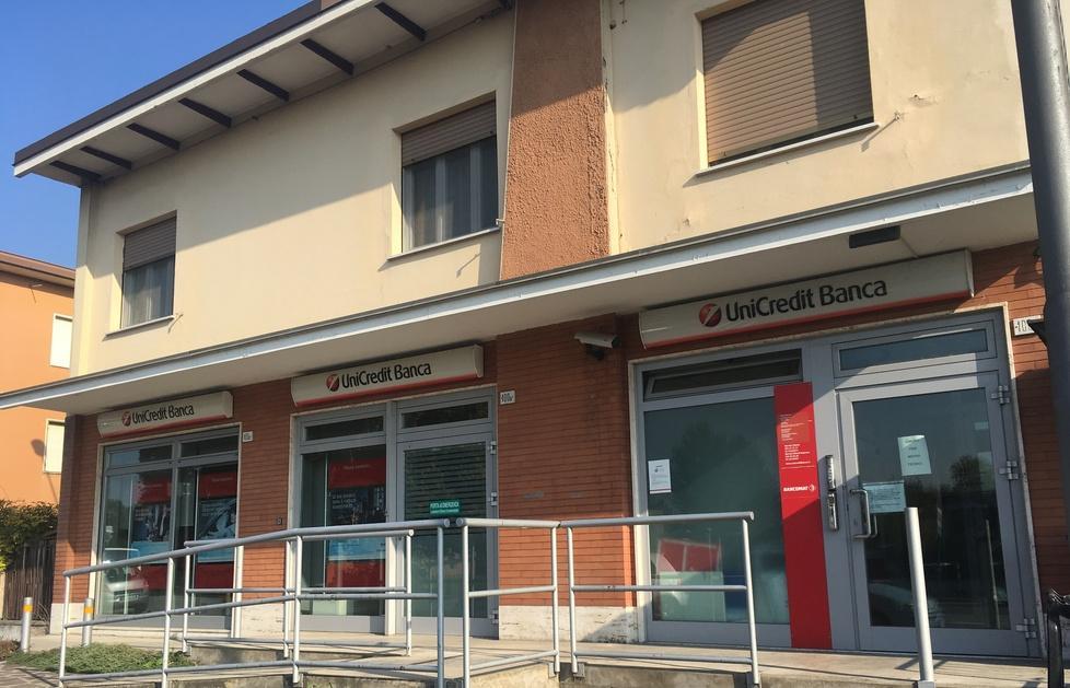 Carpi. Tentano rapina in banca con parrucche e nasi finti 