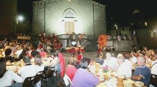 A sinistra piazza Santo Stefano allestita a festa