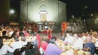 A sinistra piazza Santo Stefano allestita a festa
