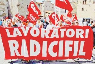 Daniele Quiriconi e, sopra, gli operai Radicifil in corteo