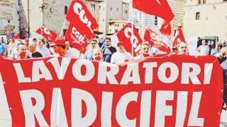 Daniele Quiriconi e, sopra, gli operai Radicifil in corteo