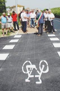 Un momento della cerimonia con la quale è stata inaugurata la pista ciclabile che collega la frazione di La Rotta con il centro della città L’ultimo taglio del nastro ha riguardato la zona del Romito