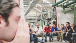 Lavoratori in fila al Centro Fil e durante un’assemblea sindacali in un’azienda del settore tessile