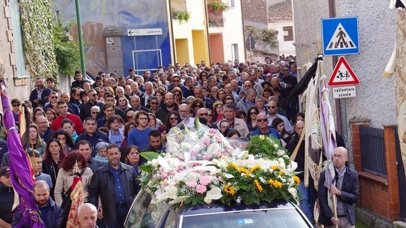 Folla a Cossoine per salutare l’operaio morto a Reggio