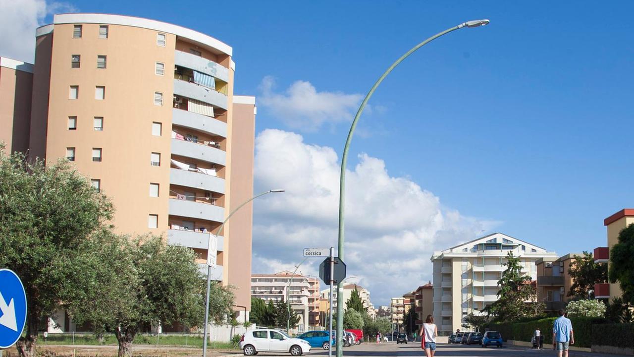 Alghero, raid vandalico alla Pietraia: danneggiate 14 automobili 