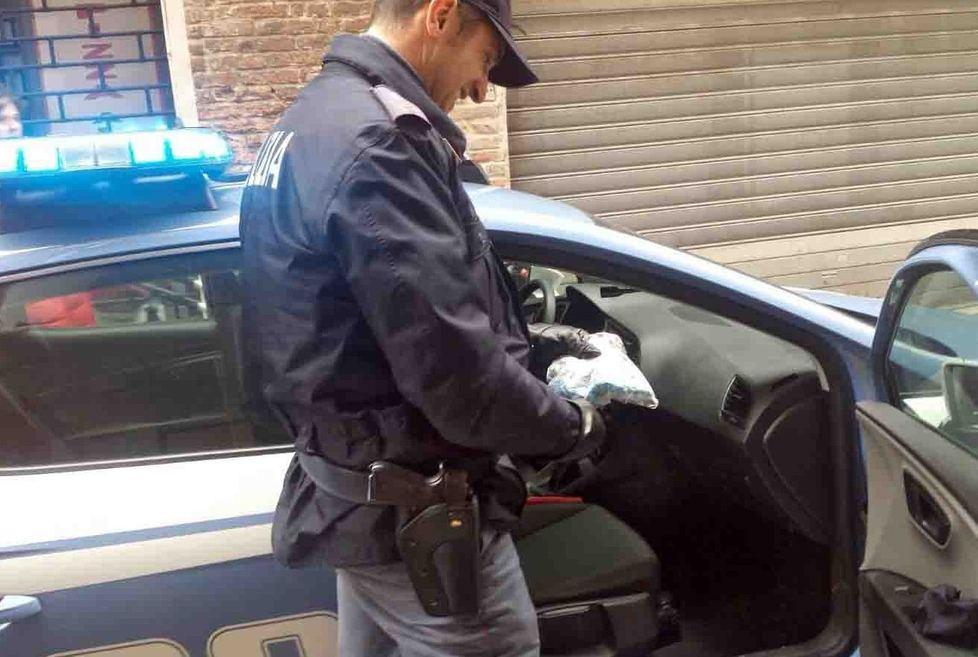 L’involucro di droga gli cade dalle tasche Pusher in manette 